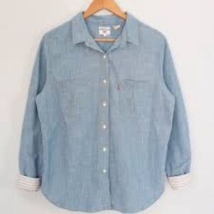 Levi’s Boyfriend Fit Blue Button-Up Shirt size XL